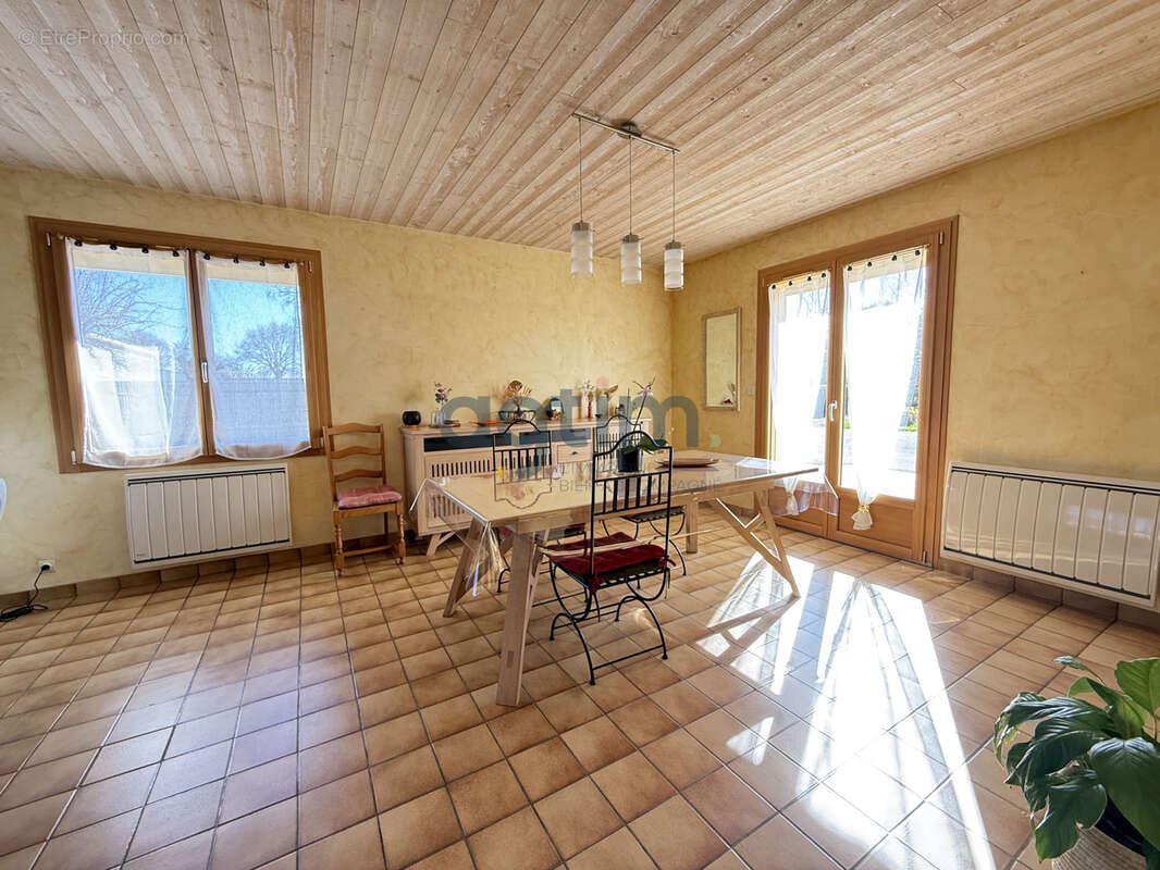 Maison à MONTAIGU