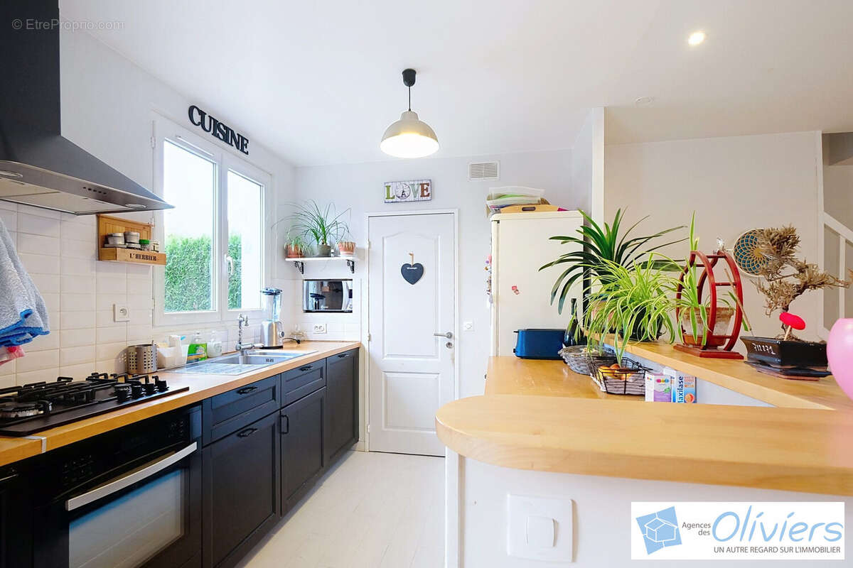 Maison à VOISINS-LE-BRETONNEUX