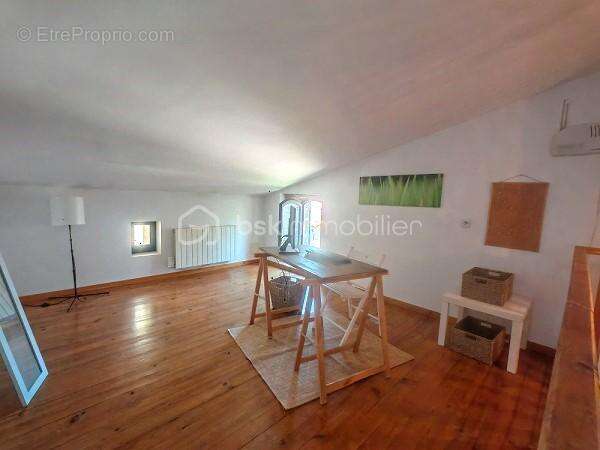 Maison à SAINT-CHAPTES