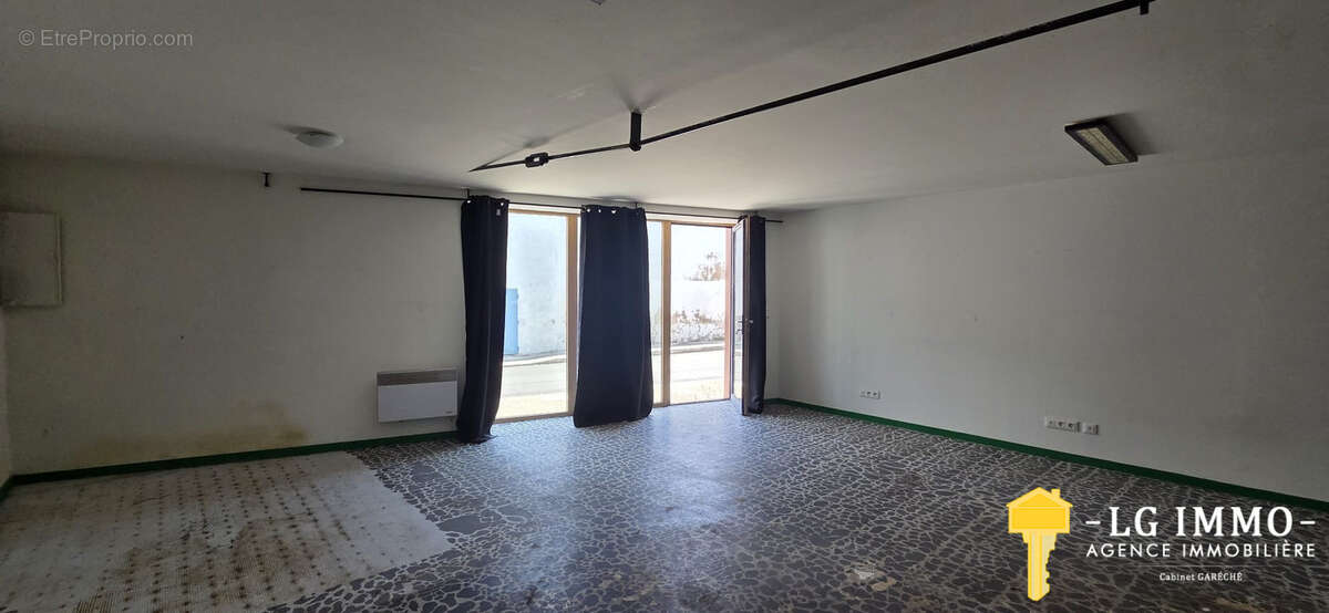 Appartement t3 + local commercial, centre bourg de mortagne - photo 16