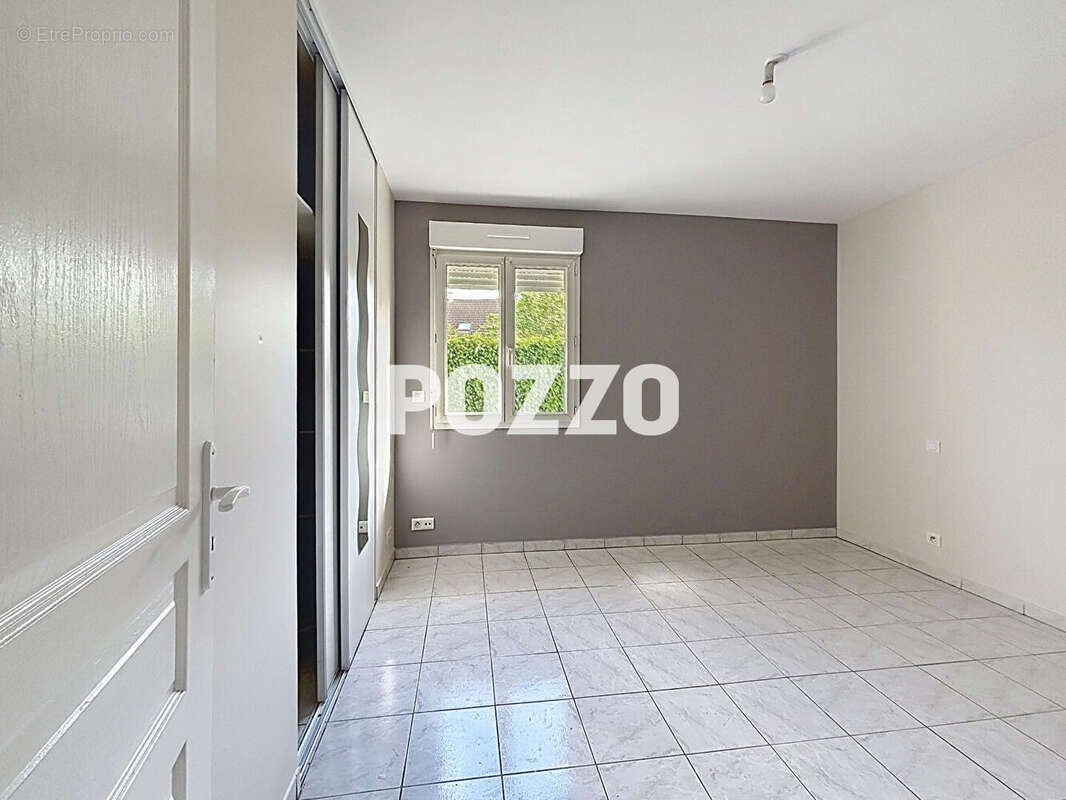 Marigny Le Lozon , maison plain pied de type F5 à 600 mètres du centre ville; bon état, jardin garage et parking privé - photo 5