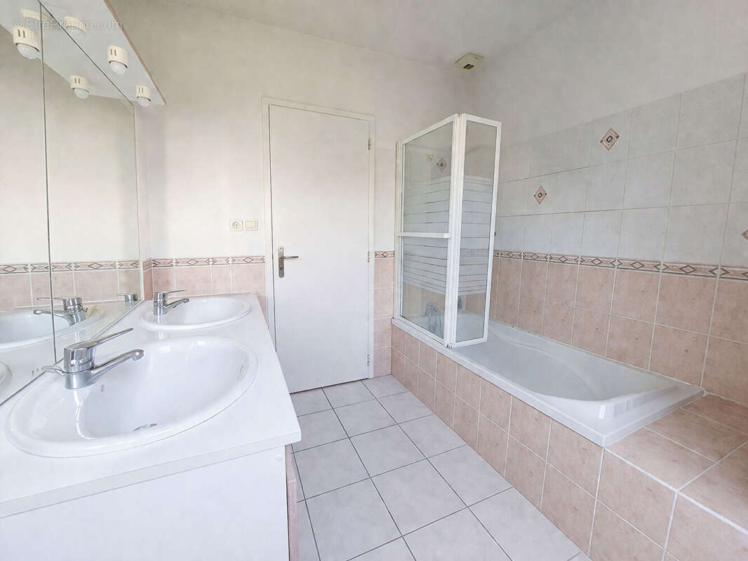 Maison à MONTREUIL-LE-GAST