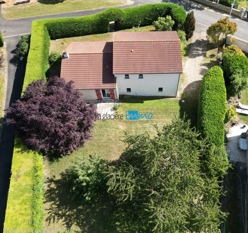 Maison à PERIGNAT-SUR-ALLIER