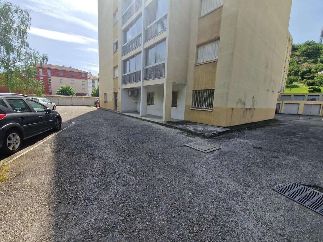   - Commerce à GIVORS