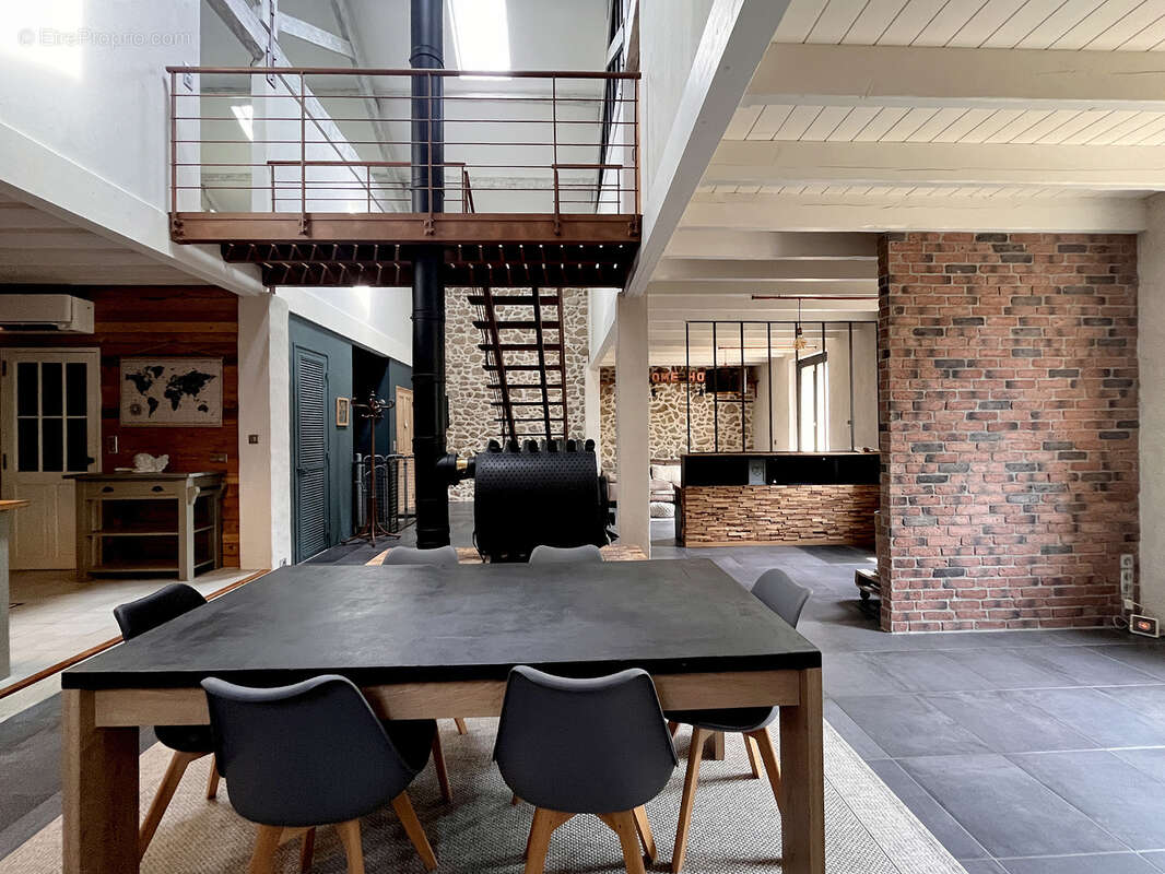 207 m2 au coeur du village avec terrasse et garage - photo 8