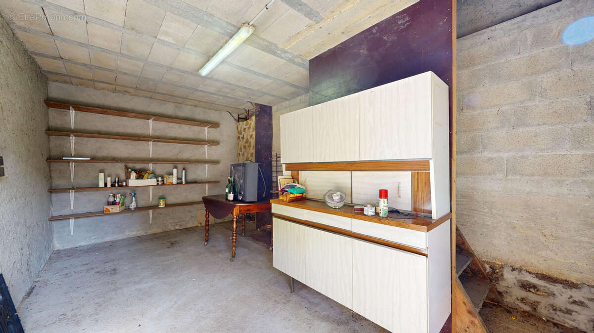 Ensemble immobilier avec habitation, dépendances sur terrain d'environ 9300m2. - photo 14