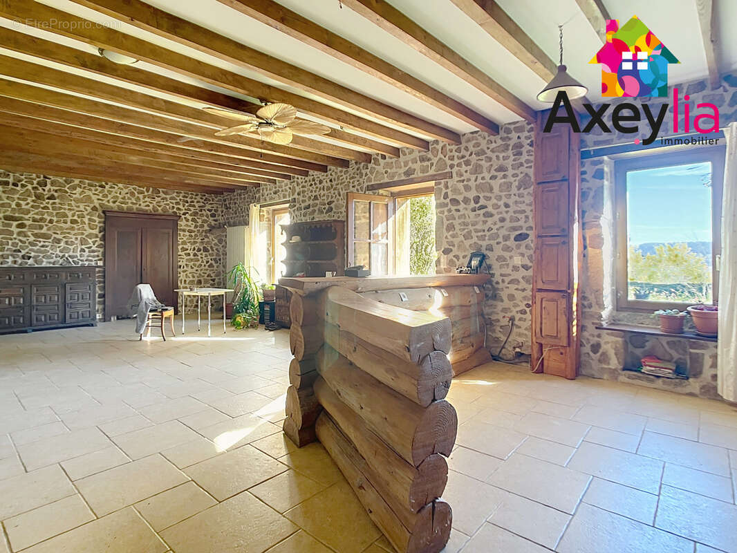 Maison à SAINT-BONNET-DES-QUARTS