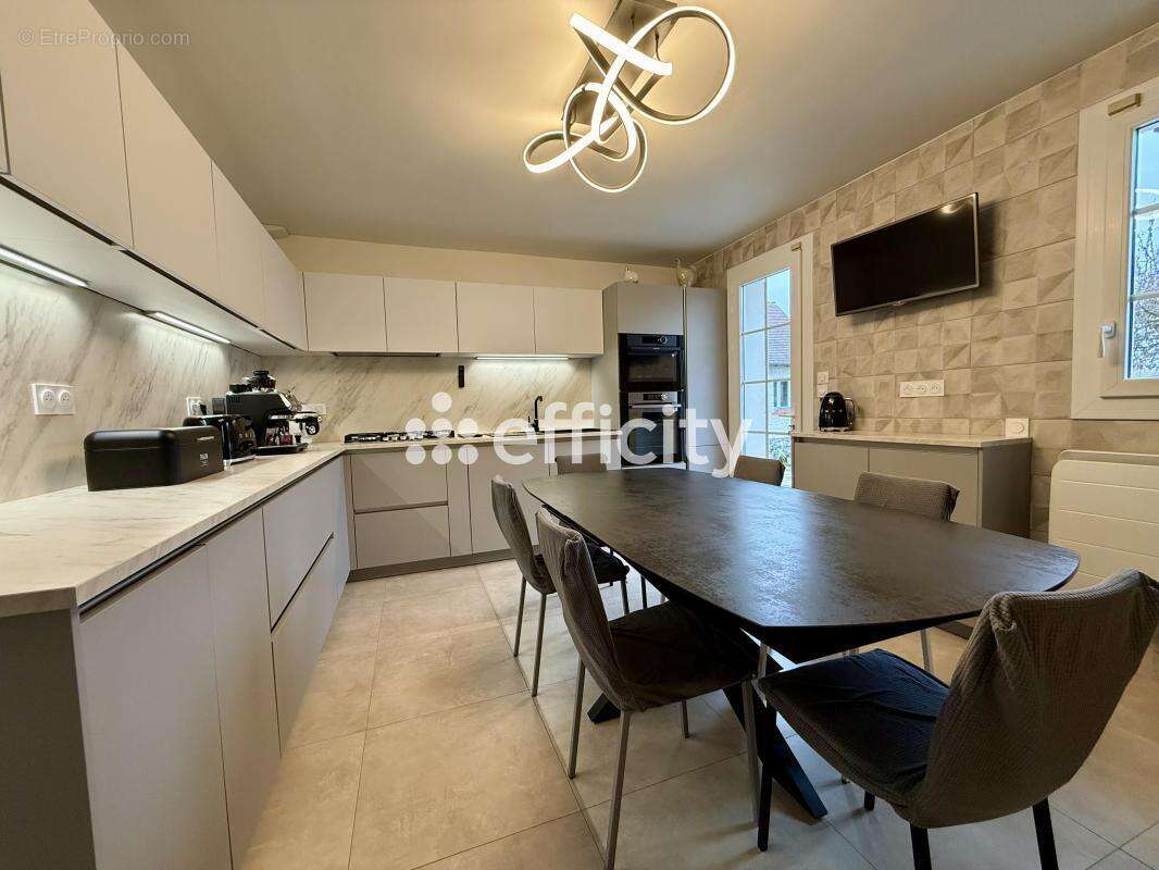 Maison à SAINT-PRYVE-SAINT-MESMIN