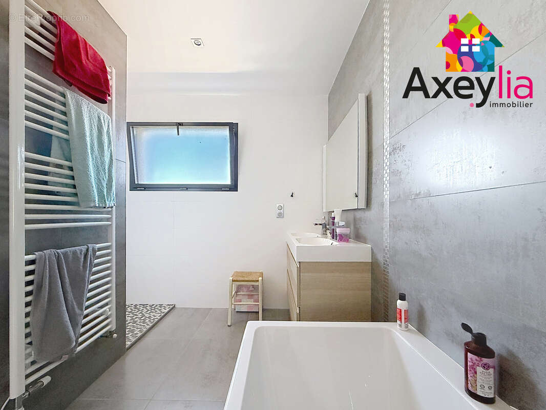 Maison à COMMELLE-VERNAY