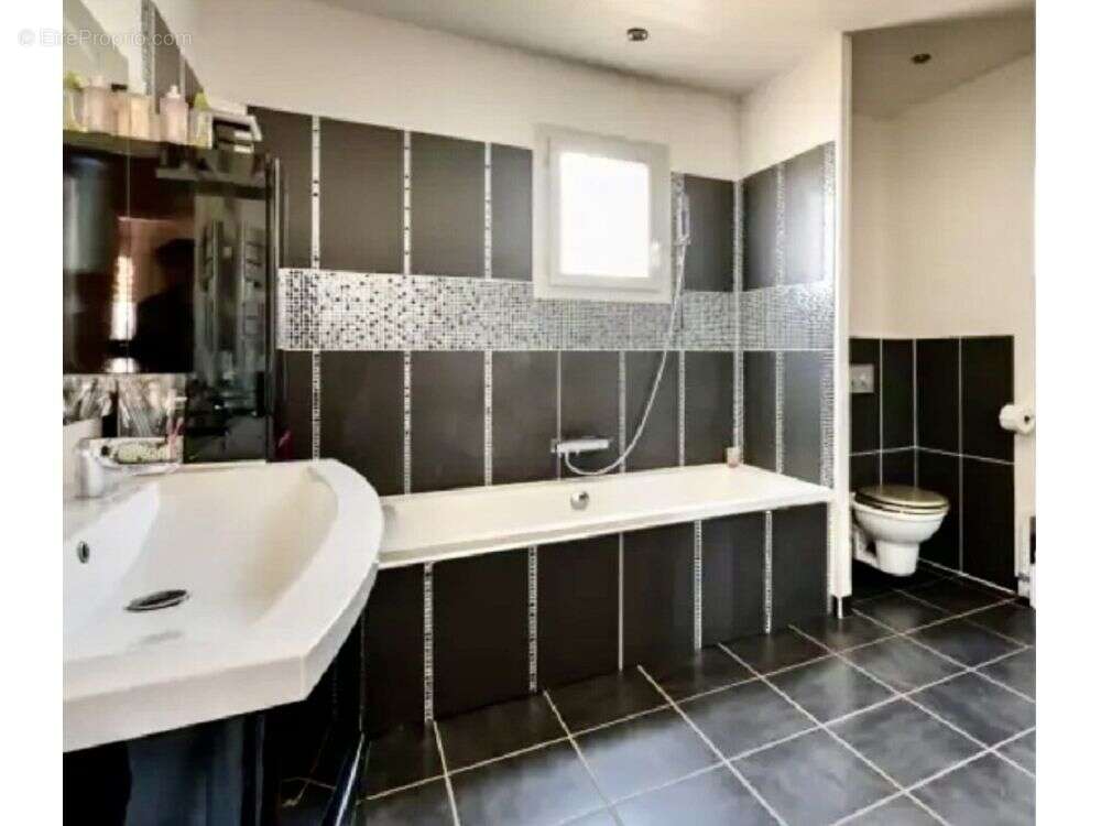 Maison 152 m² à Sainte-Foy-Les-Lyon  - photo 6