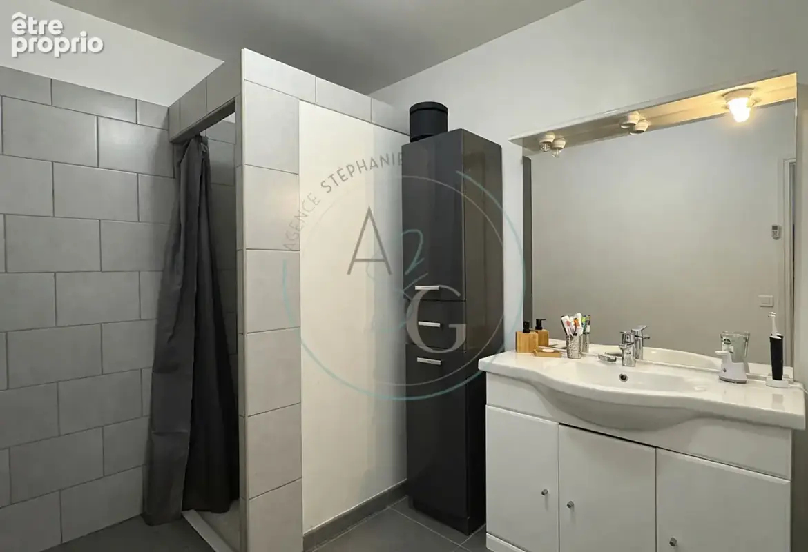 COGOLIN - Appartement de 113 m² avec terrasse, balcon et 4 places de stationnement - photo 4