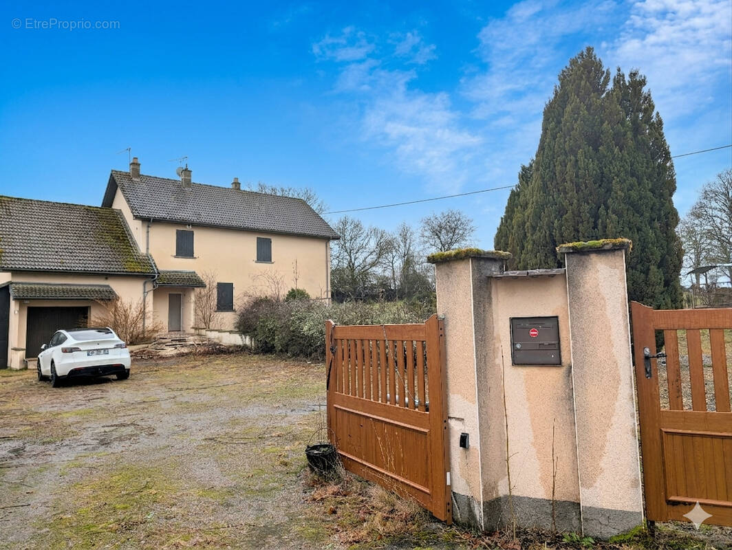 Maison à VILLOSANGES