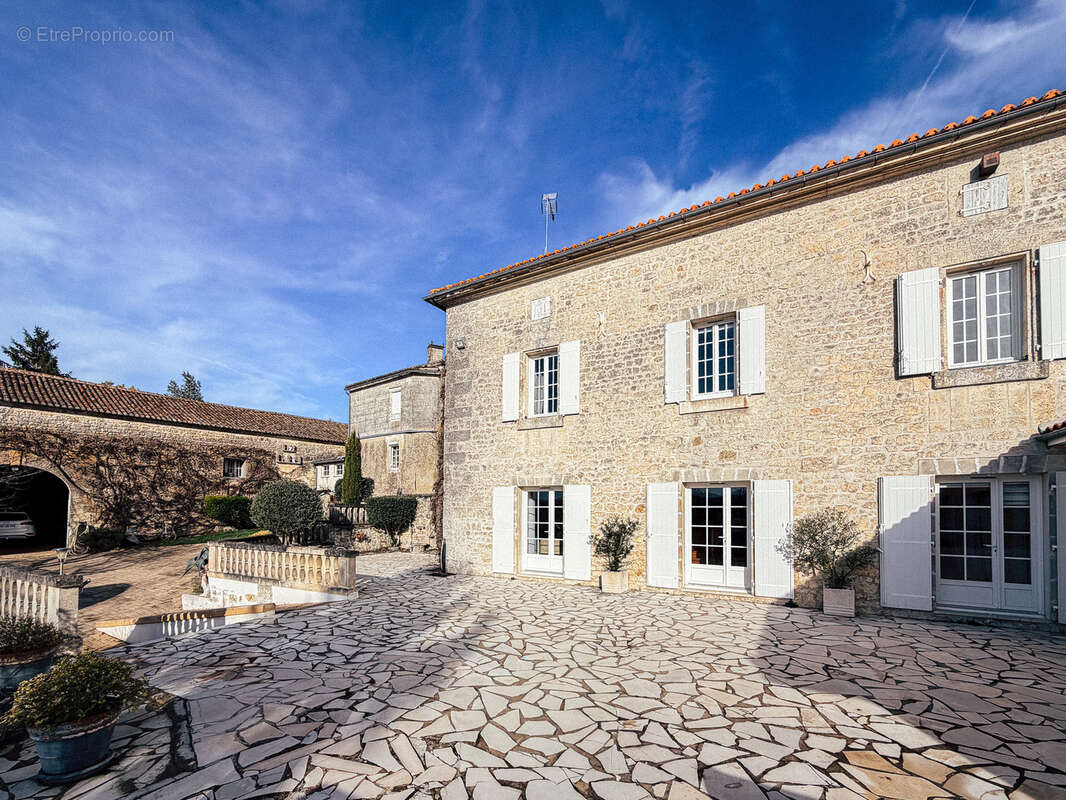 Maison à MOUTHIERS-SUR-BOEME