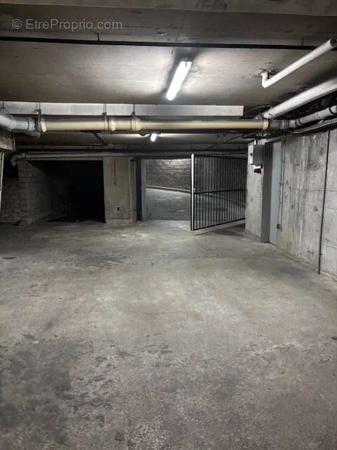 Parking à PARIS-17E