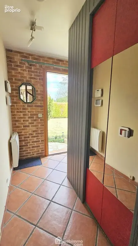 Une entrée avec ses placards.