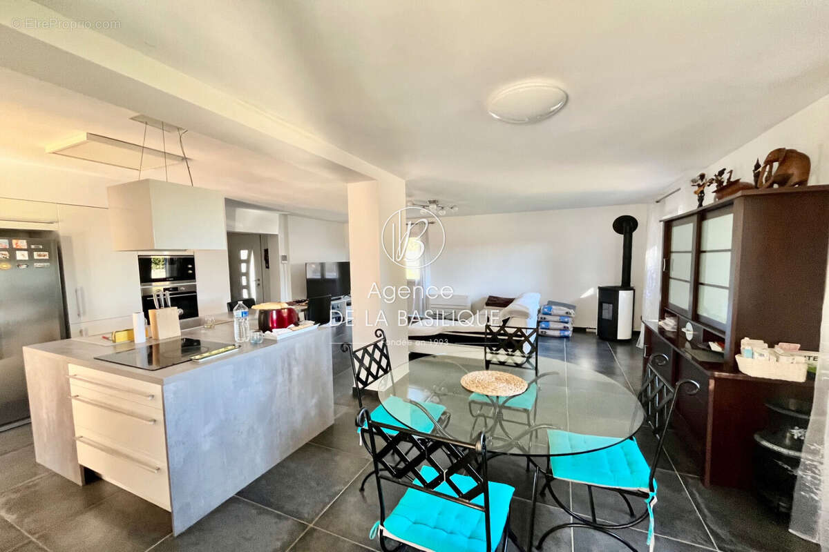 Maison à SAINT-MAXIMIN-LA-SAINTE-BAUME