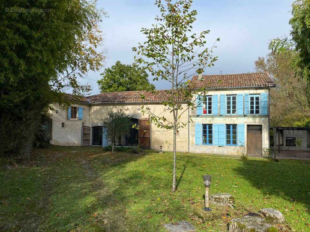 Maison à BARBEZIEUX-SAINT-HILAIRE