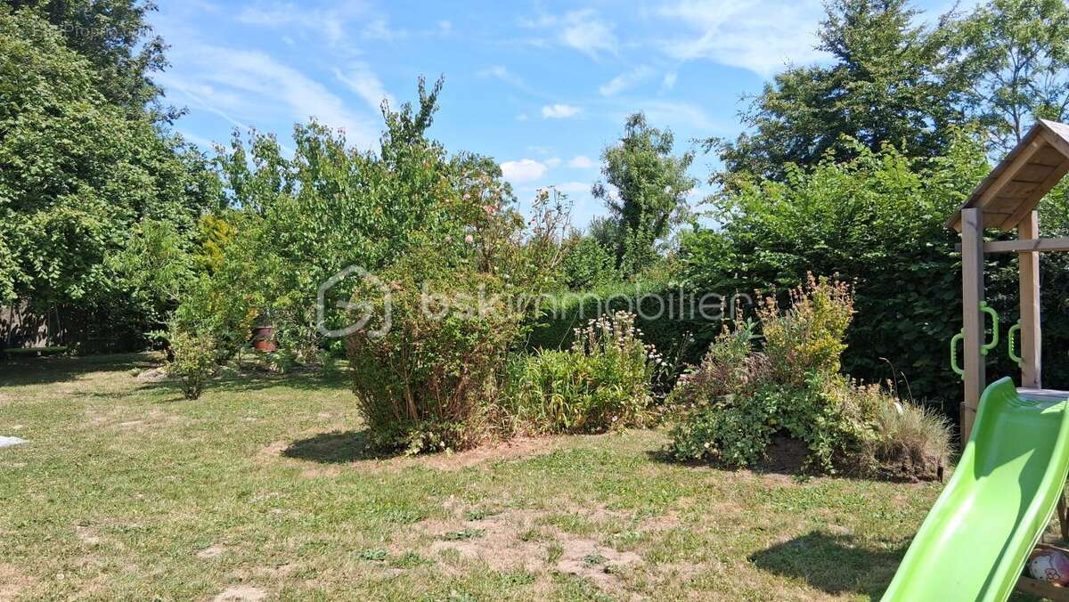 Maison de 71m² +(buanderie de 30m²+dependance de 70m² avec possibilite d'amenagement). terrain 703m² - photo 11