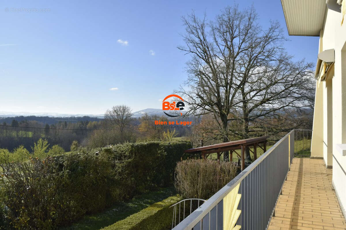 MAISON 4 PIECES A VENDRE - BSLE -Bien Se Loger Ensemble PONTGIBAUD  votre agence de proximité - Maison à SAINT-PIERRE-LE-CHASTEL