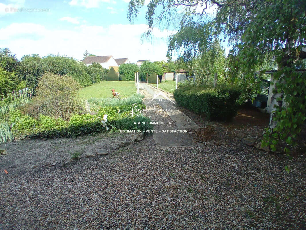 Jardin clos d'env 940 m2 - Maison à LES ORMES