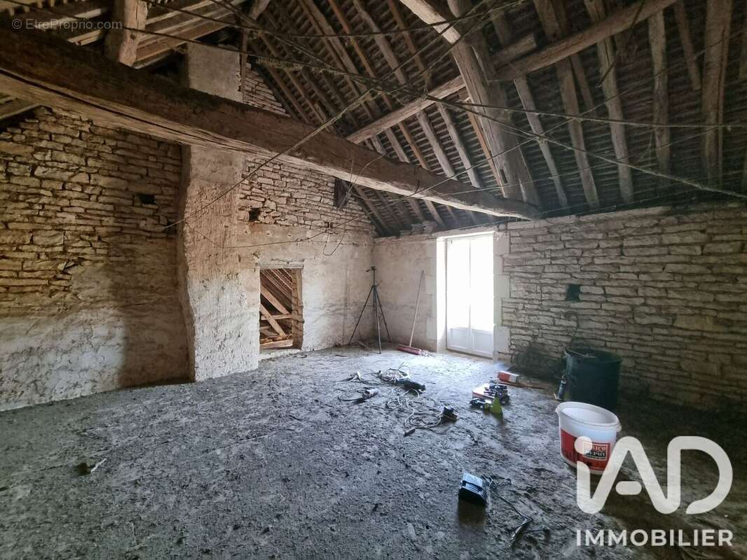 Maison 128 m² à Saint-Cyr-Les-Colons  - photo 7