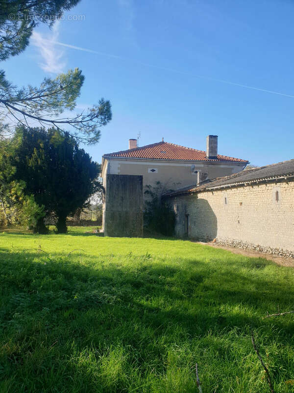Maison à BARBEZIEUX-SAINT-HILAIRE