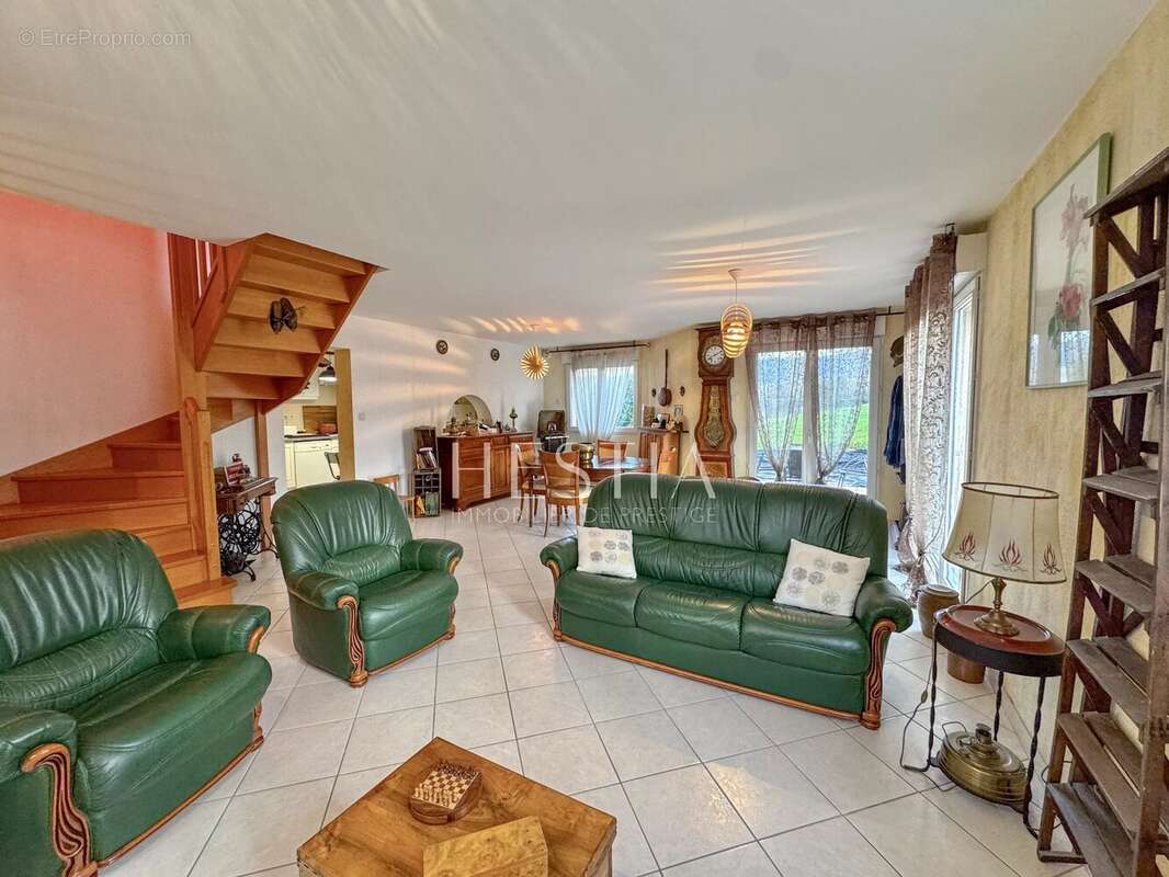 Maison à MONTAGNY-LES-LANCHES