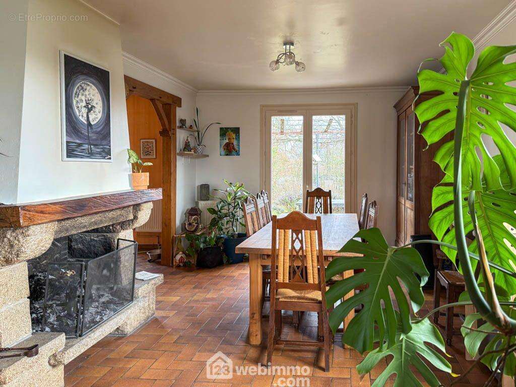 une salle à manger avec cheminée à foyer ouvert, - Maison à SAINT-MESMIN