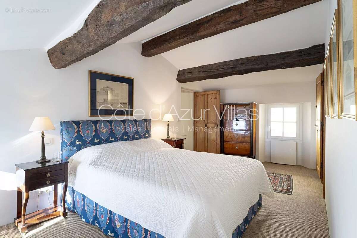 Maison à CHATEAUNEUF-GRASSE