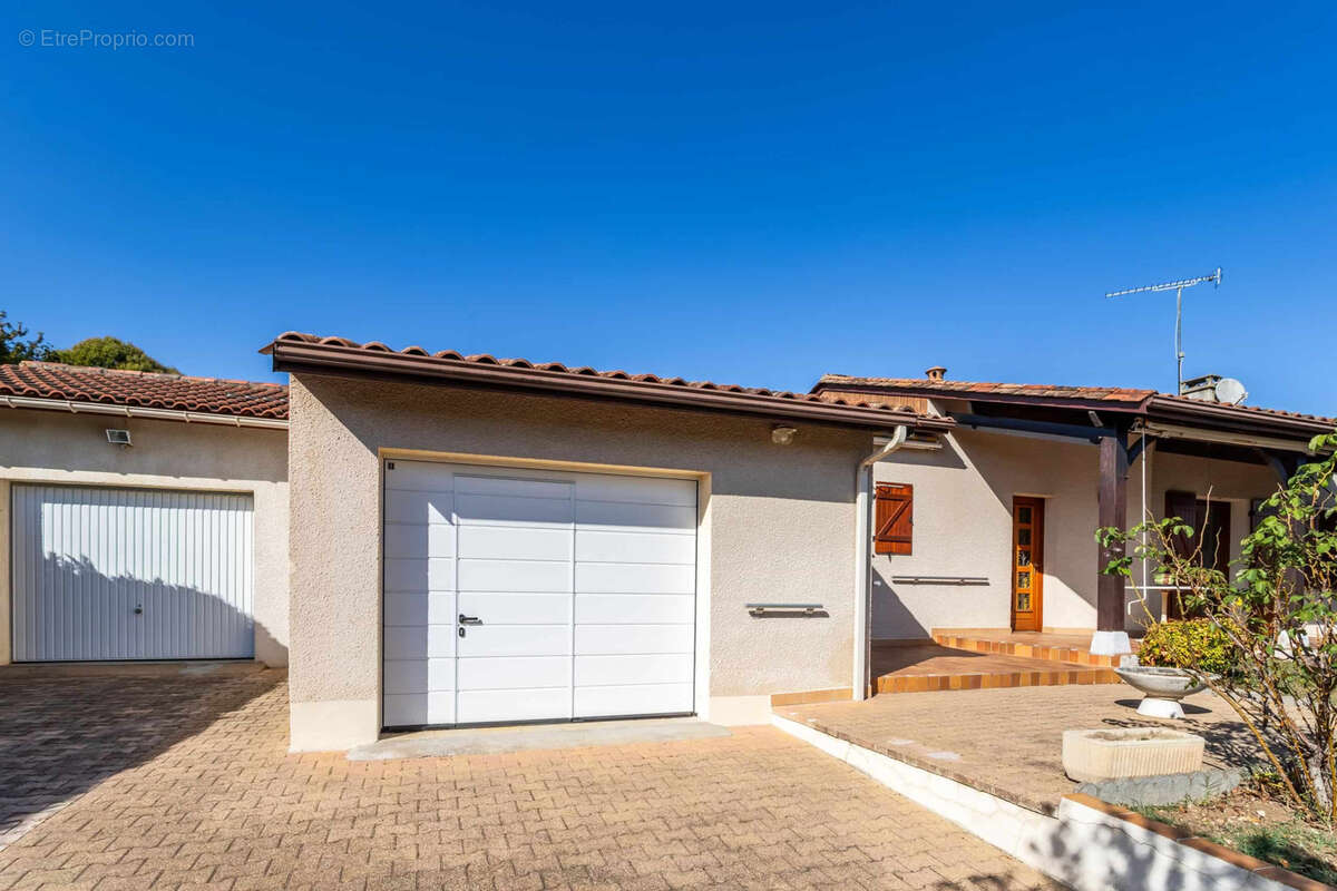Modern house with garden and garages - photo 7
