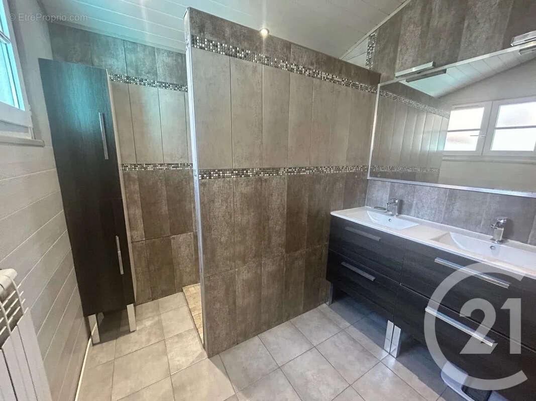 Maison à SAINT-HILAIRE-DE-LUSIGNAN