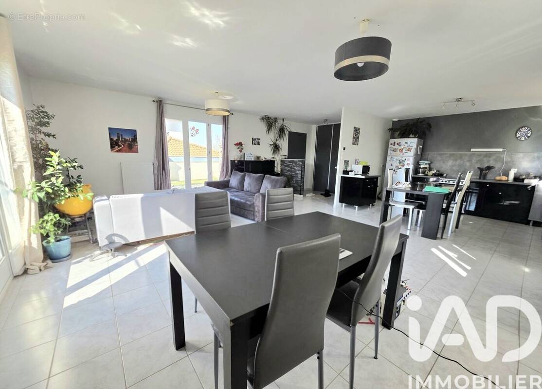 Photo 1 - Maison à CHEVRIERES