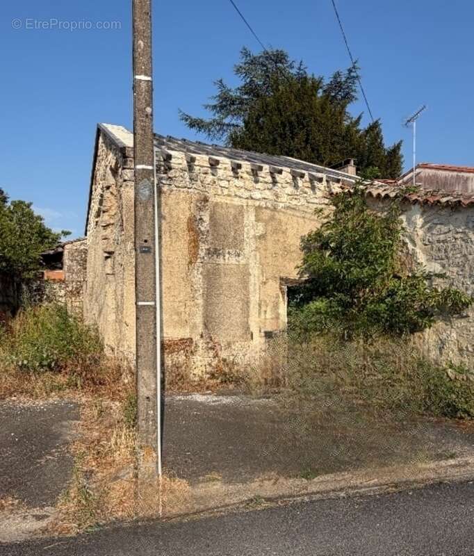 Mornac. Ancienne maison de 40 m² à réhabiliter - photo 2