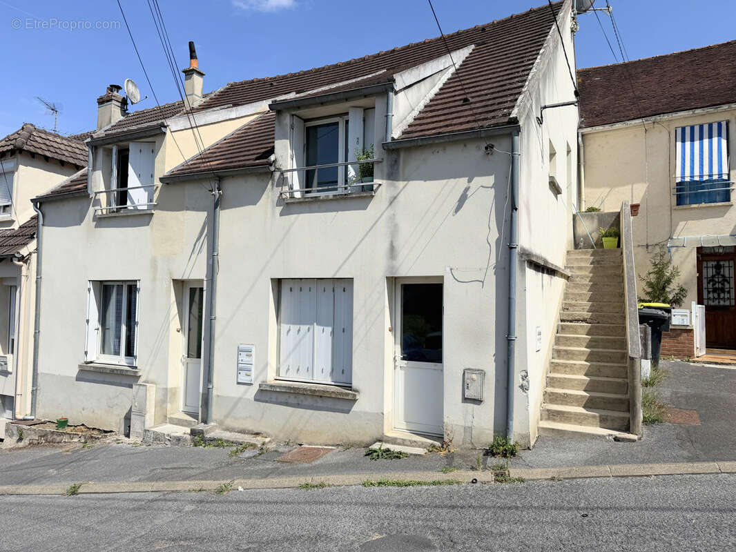 Immeuble comprenant trois logements. - photo 2