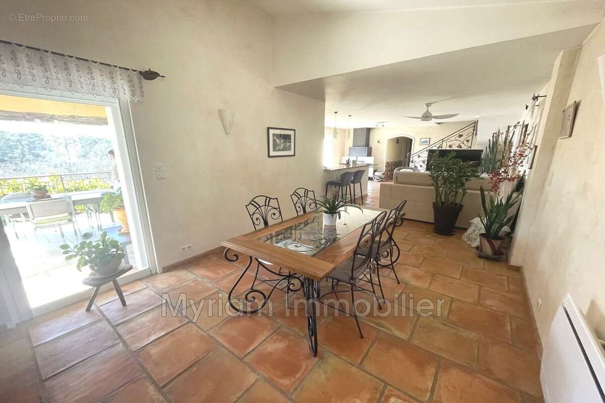 Maison à SAINT-CEZAIRE-SUR-SIAGNE