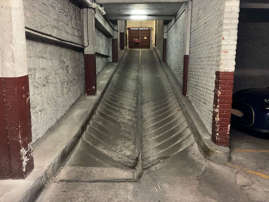 Parking à PARIS-16E