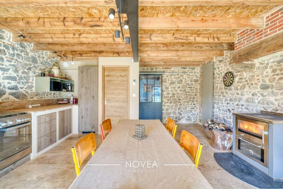 Cuisine - Maison à SAINT-IGNY-DE-VERS