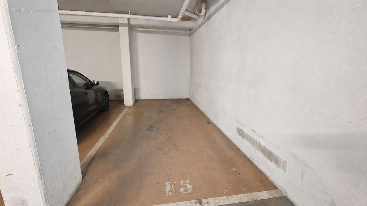 Parking à PARIS-18E