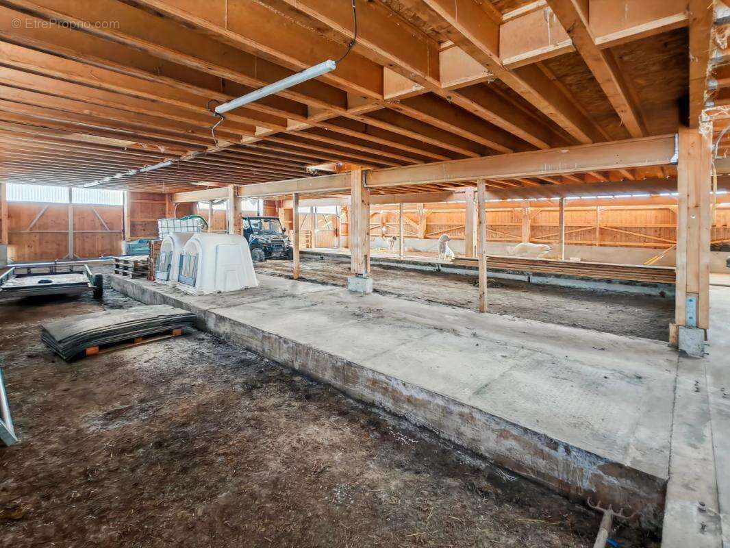 Commerce à LA RIVIERE-ENVERSE