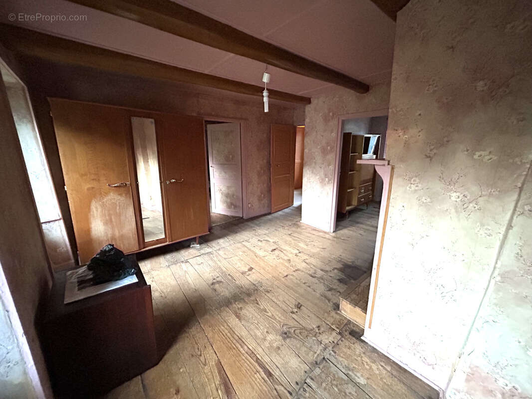 Maison à LA ROCHE-CANILLAC