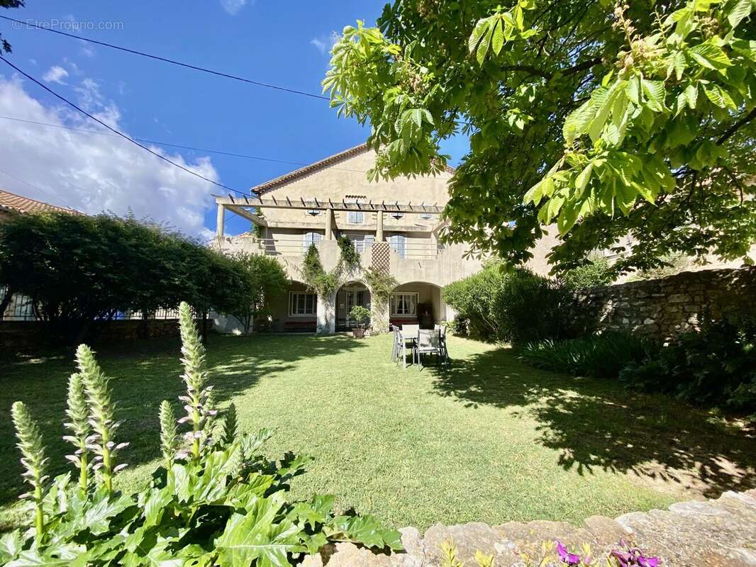 Maison à MONTOULIERS