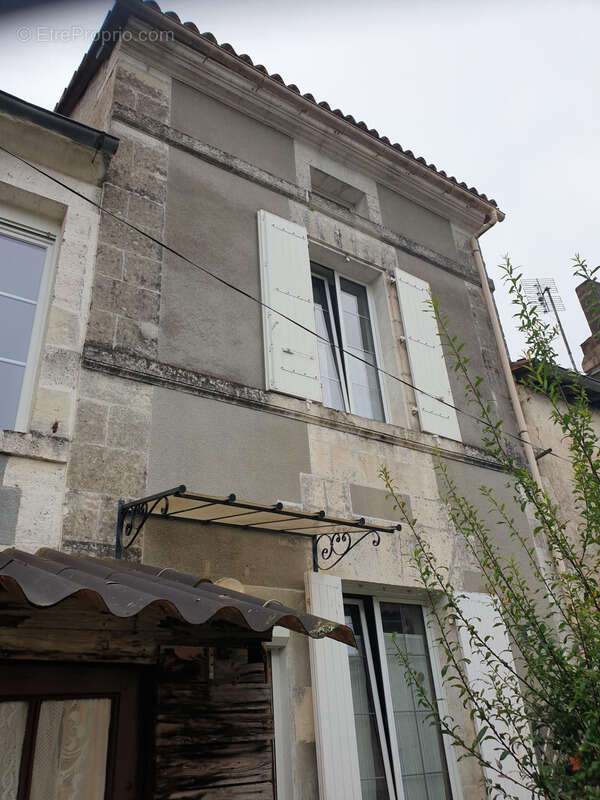  CHALAIS (16) Maison de ville à fort potentiel – 134 m² habitables + studio 39 m² – À rénover - photo 20