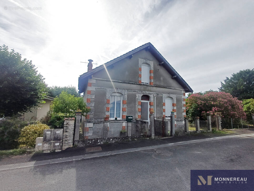 Maison à BARBEZIEUX-SAINT-HILAIRE