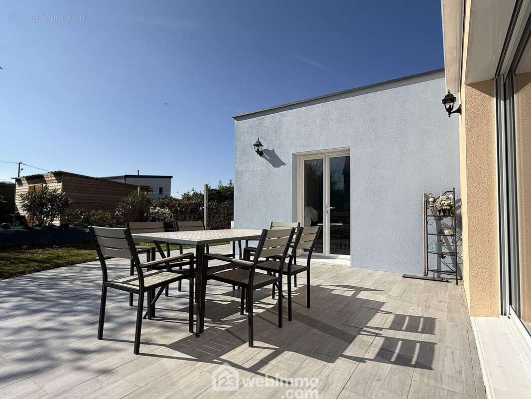 Maison à TREDREZ-LOCQUEMEAU