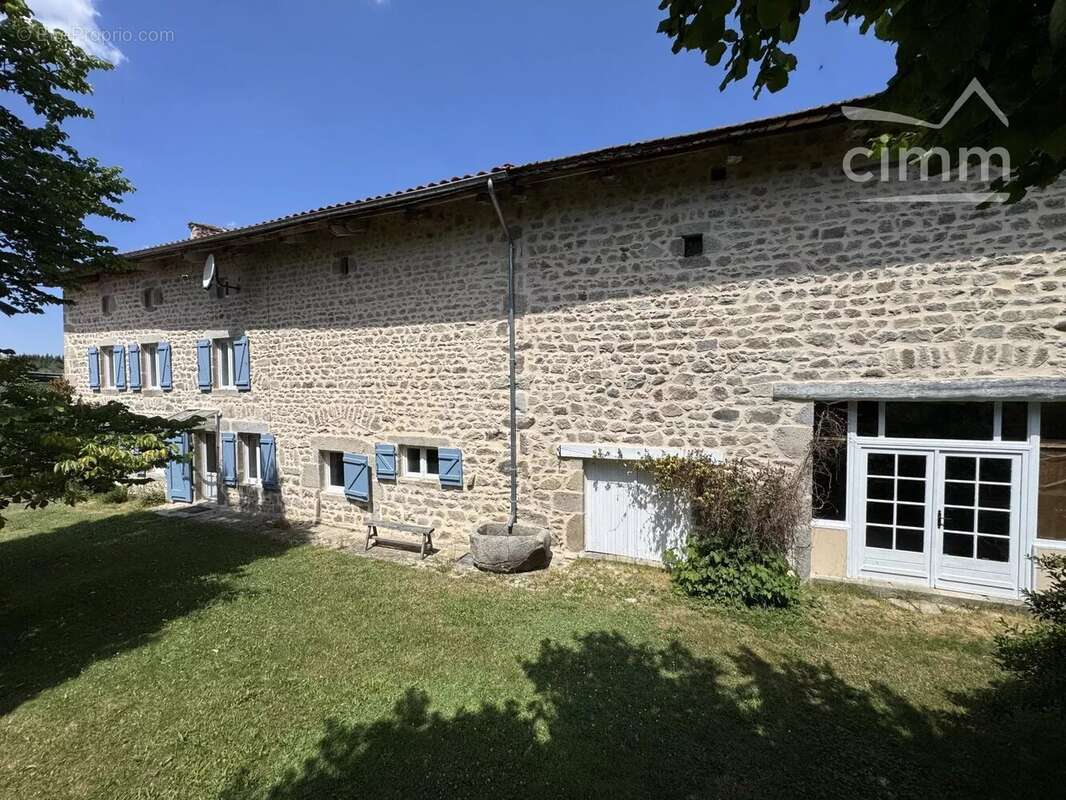 Corps de ferme en pierre rénové avec jardin arboré et dépendances - photo 2