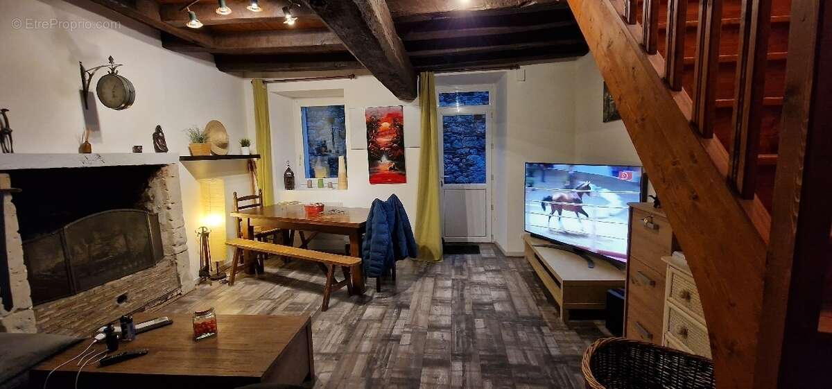 Maison à BECON-LES-GRANITS