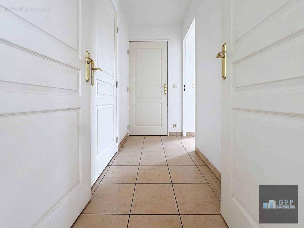 HYÈRES – Appartement T2 avec terrasse et parking couvert - photo 9