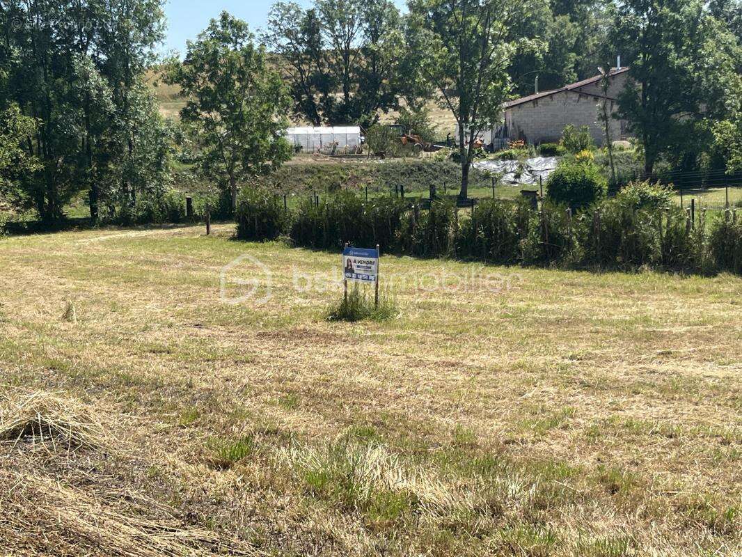 Terrain constructible idéalement situé – 1 195 m² - photo 2