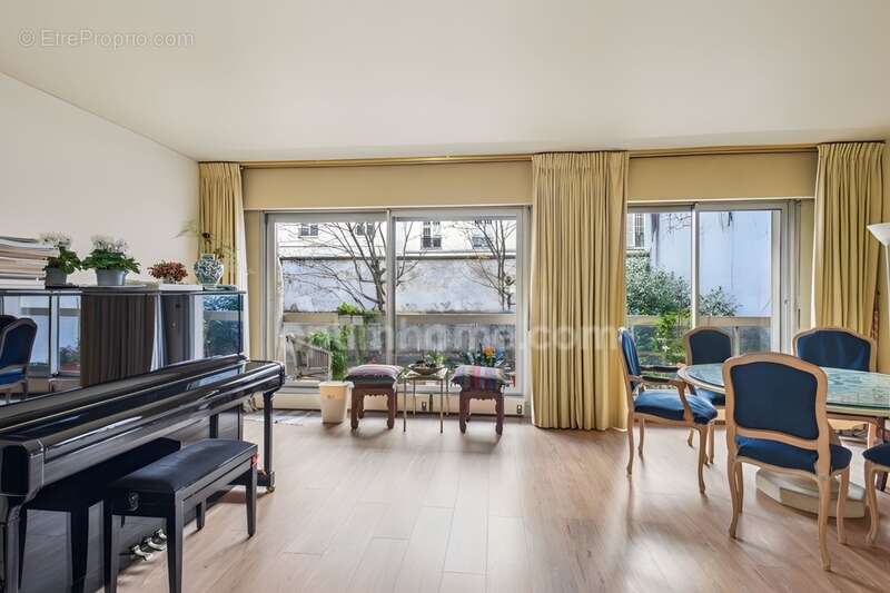 Appartement à PARIS-8E