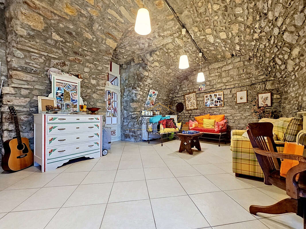 Maison à SAINT-FELIX-DE-SORGUES